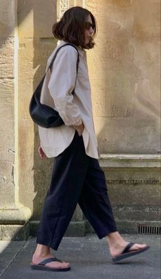 Street Style Rome, Timeless Casual Outfits, Minimalist Summer Fashion, Outfit Vintage, 2022 Fashion, Clothes Style, Street Style Inspiration