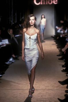 High Fashion Runway, 90s Runway Fashion, Runway Fashion Couture, Vintage Runway, Runway Models, Fashion Sense, Couture Fashion, 90s Fashion, Runway Fashion