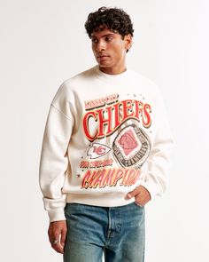 Classic sweatshirt in our softAF fleece fabric and oversized-fit silhouette, featuring Kansas City Chiefs graphic detail at chest and back, crew neckline and banded hem and cuffs. City Super, Classic Sweatshirt, Men's Tops, Women Essentials, Oversized Hoodie, Mens Essentials, Philadelphia Eagles, Crew Sweatshirts, Kansas City Chiefs