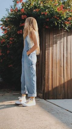 Retro Feminine Outfits, Women Hawaii Outfits, Malibu Beach Outfit, Skater Mom Outfits, Girly Summer Outfits Casual, Loose Summer Outfits, Cute Outfits Women, Texas Summer Outfits, Mom Outfits Summer