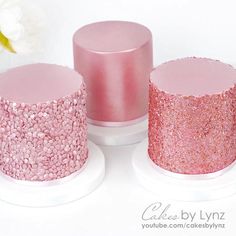 How to make your cakes shimmer and shine with edible glitter techniques 3 Tiers Birthday Cake, Dummy Cake Decorating Ideas, Dummy Cake Ideas, Glitter Cake Ideas, Square Cake Decorating Ideas, Bling Birthday Cake, Edible Glitter Cake, Bolo Do Barcelona, Sparkly Birthday Cake