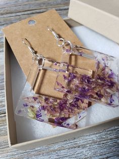 Beautiful and natural, geometric inspired earrings with large resin squared diamonds. Real flower earrings preserved in resin squares, with tiger lily flower and purple bell flower. Gorgeous natural flower petal earrings, boldly colorful, and preserved for eternal beauty ♥ Be sure to check out the PURPLE EARRINGS section at EarringsbyLCreations for all beautiful purple colored earrings available! https://www.etsy.com/shop/EarringsByLCreations?section_id=28420997 Made with quality materials and a Flower Petal Earrings, Real Flower Earrings, Petal Earrings, Colored Earrings, Earrings Square, Eternal Beauty, Diy Resin Projects, Geometric Inspiration, Flower Resin