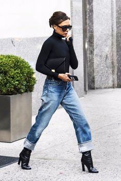 Botas 😍 Style Victoria Beckham, Looks Jeans, Beckham Style, Victoria Beckham Style, Look Jean, Stylish Outfits For Women Over 50, Stil Boho, Boyfriend Jean