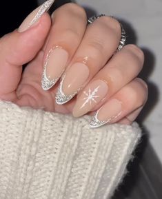 Simple Winter Nail Ideas, Sparkly French Tip Nails, Christmas Nails Snowflake, White Christmas Nails, Latest Nail Designs, Winter Nail Ideas, Chic Nail Art, Formal Nails