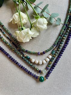 Les colliers en pierres sont incontournables cette saison ! Le Collier Sybille, mon coup de cœur, est en Malachite et Améthyste. Il se porte seul ou en accumulation de nos autres colliers : ALMA, ROMA & APOLLONIA La Malachite est une pierre protectrice et thérapeutique qui apaise le corps et l’esprit. - Fermoir réglable - Longueur Chaîne : 45cm Stone Necklaces, Body And Mind, Stone Necklace, The Body, Chain Lengths, Chain Length, My Favorite, Amethyst, Necklaces