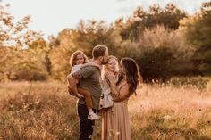 Non Posed Family Photography, Woodsy Family Photos, Family Of 4 Photoshoot, Family Of 4 Picture Poses, Rustic Family Photos, Golden Hour Family Photos, Family Pictures Ideas, Family Session Poses, Fall Photoshoot Family