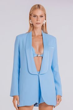 Atemporal e elegante! O BLAZER SASHA vai ser perfeito para criar a estética cool & chic da mulher moderna. Feito em crepe patou, traz uma modelagem reta e alongada, mangas longas e lapela tipo smoking. Vai ser ideal para utilizar como terceira peça num look de verão para dar aquele toque sofisticado!- Mangas longas- Oversized- Lapela tipo smooking- Acabamento arredondado- Peça com forro