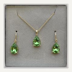 Dieses auffällige und elegante Set aus funkelnder Halskette und Ohrringen ist ein perfektes Geschenk für einen besonderen Menschen.


Zeige, wie sehr dir jemand am Herzen liegt und was sie dir bedeutet, mit diesem durchdachten Stück.

 Peridot symbolisiert Zweck und Glück.


Goldfarben plattiert
Frei von Nickel, Blei und Cadmium





Produktcode:
RG0004KH



Sammlung:
Verpackt


Typ:
Set



Material:
Basislegierungsmetall und Kristall



Maße:
Einstellbar von 41 cm bis 46,4 cm



Anhängerabmessu Luxury Elegant Peridot Jewelry, Expensive Jewellery, Ethereal Jewelry, Peridot Birthstone, Peridot Jewelry, Sparkle Necklace, Birthstone Colors, Gold Armband, Peridot Green