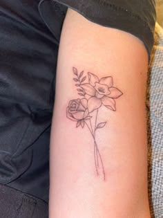 Tattoo birthflowers rose and daffodil fineline Daffodil And Roses Tattoo, Rose And Daffodil Tattoo Ideas, Rose And Narcissus Flower Tattoo, Violet Daffodil Tattoo, Birth Flower Sister Tattoo, Roses And Daffodils Tattoo, Roses And Lily Tattoo, Violets And Roses Tattoo, Narcissus And Rose Tattoo