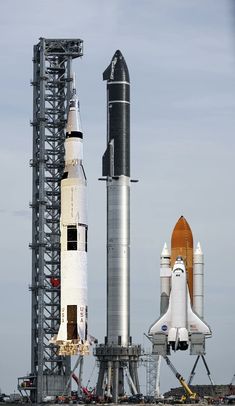 @nasa spacecraft and starship rocket Nasa Space Pictures, Saturn 5, Orion Spacecraft, Apollo Space Program, Nasa Space Program, Spacex Starship, Saturn V, Nasa History, Nasa Missions