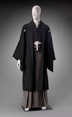 Japanese Cultural Clothing Male, Hakama Men Traditional, Male Kimono Traditional Japanese, Japanese Traditional Dress Men, Japan Traditional Clothes Men, Traditional Men’s Clothing, Japanese Yukata Male, Japanese Formal Outfit, Male Kimono Traditional