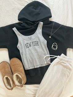 #brandy Brandy Clothes Aesthetic, Brandy Mellvile Outfits, Brandt Melville Aesthetic, Essentials T Shirt, Brandy Mellive Outfits, Brandy Melville Fall Outfits, Brandy Melville Outfits Winter, Clothes Brandy Melville, Brandy Melville Christy Hoodie Outfit