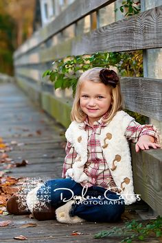 Cute pose. Child Photography Ideas, Children Poses, Toddler Poses, Portraits Outdoor, Leading Lines, Fall Pics, Children Photography Poses, Sibling Photography