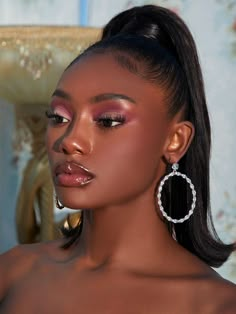 Foz eyes/ olhar/ gatinho/ maquiagem/ maquiagem pele negra/ sombra/ brilho/ olho rosa/ sombra rosa Maquillage On Fleek, Gold Makeup Looks, Prom Makeup Looks, Eye Makeup Styles, Barbie Makeup