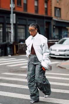 Elevated Streetwear Women, Urban High Fashion, Cargo Pant Outfit, Outfit Ideaa, High Fashion Streetwear, Streetwear Photoshoot