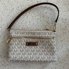 Michael Kors Bag Small Never Used White Clutch Shoulder Bag With Zipper, White Clutch Shoulder Bag With Zipper Closure, White Clutch Bag With Zipper Closure, Bags Michael Kors, Mini Bags, Michael Kors Bag, Small Bags, Mini Bag, Michael Kors