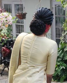 Kerala Saree Blouse, Christian Bridal Saree, Saree Hairstyles, Blouse Designs High Neck, Cotton Saree Blouse Designs, Simple Saree Designs, Bridal Hairdo, New Saree Blouse Designs, Bridal Hair Buns