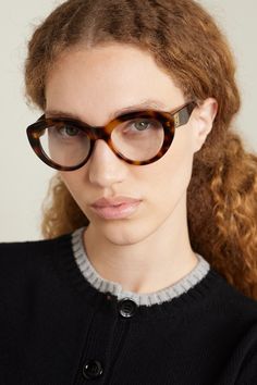 A bold pair of optical glasses like Loewe's can add character to casual and more formal outfits alike. Made from glossy tortoiseshell acetate, they have chunky cat-eye frames that'll add definition to softer features. Match your earrings to the gold-tone 'Anagram' plaques. Cool Glasses Frames, Chunky Cat, European Street Style, Cool Glasses, Eye Frames, Formal Outfits, Optical Glasses, Eyewear Womens, Cat Eye Frames