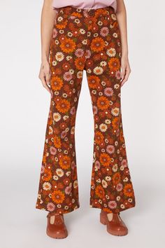 Tonal floral flare jeans - a heavenly 70’s inspired print, abundant with bold retro flowers - crafted from mid weight cotton drill - high waisted rise - full length flare leg - front zipper and button closure - side pockets - available in chocolate Jose wears a size 8 she is 176cm tall, with a 84cm bust, 58cm waist and 84cm hipsNoli wears a size 14 she is 178cm, with a 96cm bust, 78cm waist and 114cm hipsProduct code: PGFU053118 1970s Clothing, 70s Era, Time Machine, 70s Inspired, Retro Flowers, Maternity Fashion, Curvy Fashion, Trousers Women, New Outfits