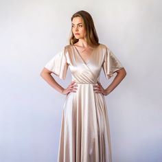 In diesem champagnerfarbenen Kleid mit Satin-Wickelausschnitt und Flatterärmeln fühlen Sie sich an Ihrem besonderen Tag wie eine Prinzessin. Das Kleid hat einen Maxi-Rock aus elastischem Satin-Stoff und bietet Komfort und Selbstvertrauen, während Sie die Nacht durchtanzen. ♥ Das Top ist in Wickeloptik, mit einem V-Ausschnitt ♥ Lange Ärmel ♥ Ärmellänge - 20 cm ♥ Bodenlanges Kleid ♥ Länge Taille bis Saum - 115 cm ♥ Farbe - Champagner ♥ Stoff elastischer Satin ♥❤ Größe XXS - 4XL ❤♥ Siehe die Größen Champagne Fabric, Champagne Gown, Champagne Dress, Custom Wedding Dress, Blush Dresses, Maxi Dress Wedding, Floor Length Dresses, Dream Wedding Dresses, Lace Sleeves