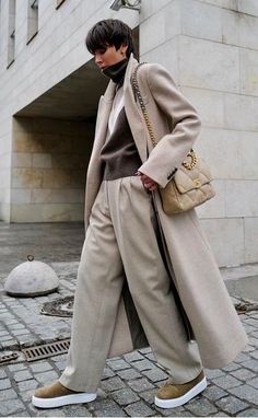 Beige Pants Outfit, Latest Winter Fashion, Marlene Hose, Mode Mantel, Long Outfit, Look Jean, Fashion Terms, Winter Outfit Inspiration, Over 50 Womens Fashion