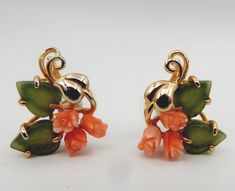 Beautifully decorated handmade stud earrings from Swoboda (USA) Made in the 1950s/1960s. Flowers carved from natural angelskin coral and leaves from natural jade. The metalwork is plated with 24 carat gold. The earrings are not signed, Edward Swoboda only signed his works from 1965 onwards, so these items are from before 1965. The earrings are unworn. The earrings can be beautifully combined with the brooches from Swoboda that I also offer in my shop. Insured shipping with tracking Edward Swoboda, a talented jewelry designer, founded Swoboda Inc. in 1956 in Los Angeles. His lavish jewels of polished gemstones, pearls and coral were unparalleled in the costume jewelry of the time. He received commissions from Nancy Reagan and many Hollywood stars. Much of his jewelry is rare and highly priz Vintage Coral Jewelry For Anniversary, Coral Vintage Jewelry For Anniversary, Mid-century Handmade Earrings As Gift, Handmade Mid-century Earrings As Gift, Handmade Mid-century Style Earrings For Gifts, Vintage Orange Pierced Earrings, Vintage Orange Earrings, Nancy Reagan, Natural Jade