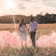 I’m so excited to share the gender of our first baby with you all today! Were you team girl or team boy? Gender Reveal Photo Shoot, Gender Reveal Pictures, Gender Reveal Photos, Cute Pregnancy Announcement, Baby Bump Style, Girl Gender Reveal, Wildflower Field, Bump Photos