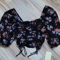 Black Floral New Crop Top. Cute Tie Front Detail. Balloon Style Sleeves. 3/4 Length. Trendy Black Blouse With 3/4 Sleeves, Black Floral Print Top With 3/4 Sleeves, New Crop Top, Tops Black, Top Cute, Black Crop Tops, Black Floral, Crop Top, Cute Outfits