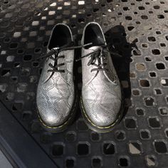 Dr Martens Women's Vegan Silver Metallic Snake Oxford Shoes Size 6. Three Eyelet. Thick Yellow Lacing. Style: V 1461 Met. Shoes Are "Pre-Owned" - Mild Scuffs To The Toes, Very Good Condition. Dr Martens Womens, Shoes Size 6, Womens Oxfords, Dr. Martens, Flat Shoes Women, Loafer Flats, Black Silver, Metallic Silver, Oxford Shoes