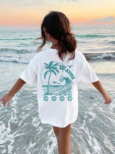 White Cute Summer Shirt Designs, Preppy Oversized Shirt, Cute Hawaii Outfits, Oversized Tshirt Outfit Summer, Hawaii Fits, Surfer Girl Outfits, Oversized Tee Outfit, Beach Clothes, Oversized Tees