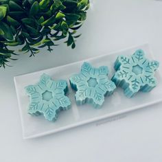 These cute snowflake soaps are perfect for the holidays and winter season. These adorable soaps will be a perfect gift for your family, guests, or yourself!  This soap smells so good; is a very crisp, clean, true peppermint scent. It smells so delicious! All our bar soaps are made in small batches using cold process method. To elaborate this soap, we are using nourishing and conditioning oils and butters which produce a creamy lather leaving your skin feeling clean and fresh. Ingredients: Olive Oil, Distilled water, Coconut Oil, Sustainable Palm Oil, Sodium Hydroxide, Shea Butter, Cocoa Butter, Castor Oil, Avocado Oil, Fragrance Oil, Kaolin Clay, Mica, and Titanium dioxide. Weight:  Snowflakes: Approximately 3.3 to 3.5 oz. The weight may vary from bar to bar. The weight and price are for o Christmas Soap Bar Ideas, Natural Christmas Soap, Cold Process Christmas Soap, Snowflake Soap, Soap Christmas, Peppermint Scent, Peppermint Soap, Holiday Soap, Christmas Soap