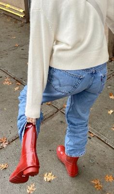 Outfits With Red Rain Boots, Red Rainboots Outfit Fall, Red Rain Boots Outfit Winter, Fall Rain Boots Outfits, How To Style Rain Boots Outfits, Hunter Short Rain Boots Outfit, Rainboot Outfits Fall, Red Rainboots Outfit, Rainboots Outfit Fall