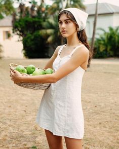 French Cottagecore Aesthetic, Summer Garden Outfit, Cottage Summer Outfits, Garden Girl Aesthetic, Cottagecore Girl Aesthetic, Cottagecore Summer, Cottagecore Girls, Cottagecore Girl, Hufflepuff Aesthetic