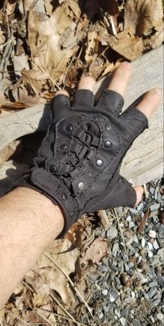 Perfect for any adventure, these handmade leather gloves hold up to all of your adventures. The elastic back allows for a smooth, adjustable fit for both broad and slim palms.  Custom colors available, just send me a message! Fingerless Gloves Aesthetic, Gloves Aesthetic, Fingerless Leather Gloves, Leather Fingerless Gloves, Costume Gloves, Costume Outfits, Mens Costumes, Leather Gloves, Mitten Gloves