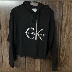 Women’s Large Calvin Klein Black Pullover Crop Hoodie Nwt. Measures Approximately 26” From Armpit To Armpit. Approximately 11” From Armpit To Bottom Of Garment. Sleeves Measure Approximately 16 1/2” From Armpit To End Of Sleeve. Msrp $59.50. Drawer A Calvin Klein Hoodie, Calvin Klein Top, Denim Shirt With Jeans, Calvin Klein Shorts, Vintage Calvin Klein, Calvin Klein White, Orange Blouse, Hoodie Women, Black Pullover