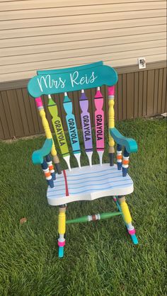 a lawn chair made out of crayons with the words, mrs kels on it