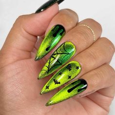 Halloween Ombré Nails, Green Spooky Nails, Green Nails Halloween, Nails Halloween Aesthetic, Halloween Green Nails, Uñas Halloween Aesthetic, Cat Eye Halloween Nails, Halloween Nails Green, Unique Halloween Nails