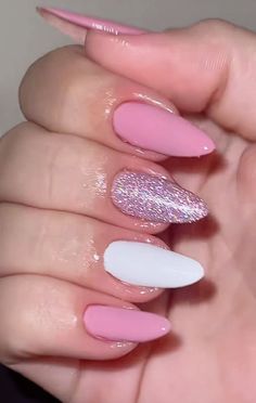 Rosa, branco e glitter 💕✨ Nail Inspo Glitter, Nails Rosa, Pink Parties, Vision Board, Hair Makeup, Nail Art