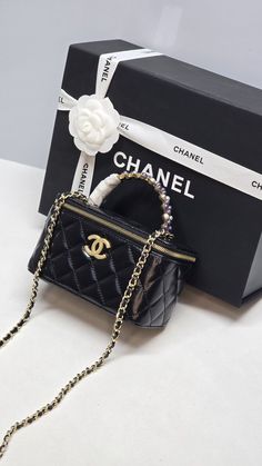 Chanel, Collage, Pins