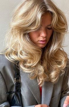 70s Hairstyles for Women That Are Trending- The Trend Spotter 70s Haircuts, 1980s Makeup And Hair, Matilda Djerf Hair, 70s Hairstyles, Bouncy Blowout, Blowout At Home, 70’s Hair, 70 Hairstyles, Disco Hair