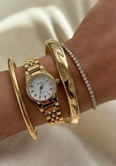 Everyday Jewlrey Aesthic, Gold Jewelry Old Money, Bracelets Stack Aesthetic, Wrist Stack Jewelry, Gold Bracelet Watch, Gold Watch Stack, Clean Girl Accessories, Gold Jewellery Stack, Gold Jewelry Inspiration