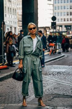 Vanessa Hong, Italian Fashion Street, 2020 Street Style, Utility Jumpsuit, Milan Street Style, New Street Style, Quoi Porter, Leder Outfits, Milan Fashion Weeks