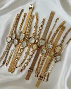 Aesthetic Wrist Watch, Gold Watches Aesthetic, Gold Jewelry Accessories, Gold Watches Women Aesthetic, Little Gold Watch, Cute Jewelry Gold, Vintage Bracelets Gold, Jewelry Aesthetic Vintage, Gold Watch Aesthetic