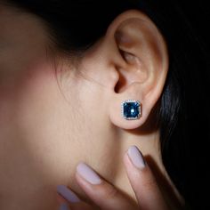 Détails du produit
Scintillez avec nos boucles d'oreilles à tige ornées d'une topaze bleue de Londres taille Asscher et d'un diamant de forme ronde. Cette boucle d'oreille à tige halo de topaze bleue de Londres de 8 mm est sertie dans un serti à double griffe avec une sécurité à l'arrière vissée. Ce sera un cadeau unique pour la fête des mères pour une femme.

Informations sur le produit

SKU
SHP-Boucles d'oreilles042014495


Poids
2,50 g (environ)



INFORMATIONS SUR LA TOPAZE BLEUE DE LONDRES Unique Mothers Day Gifts, Blue Topaz Earrings, Halo Earrings Studs, Asscher Cut, Topaz Earrings, London Blue Topaz, London Blue, Diamond Halo, Stud Earring