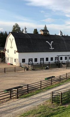 Dutton Ranch Yellowstone House, Yellowstone House, Montana Nature, Visit Montana, Barn Pictures, Horse Aesthetic