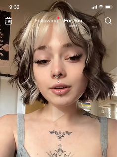 Blonde Streak In Front Of Hair Short, Three Tone Hair Color, Color Block Bangs Hair, Bob Hair Highlights, A Line Bob With Layers, Short Black And Blonde Hair, Natural Split Dye Hair, Blonde Wolf Cut Short, Short Hair Split Dye