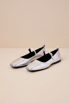 Sweet, chic, and iconic, the Vagabond Delia Silver Patent Leather Buckle Ballet Flats are the elevated everyday look we've been dreaming of! Textured, genuine patent leather shapes these effortlessly cute ballet flats with a squared toe, a low-cut collar, and a slender vamp strap that secures with a silver buckle. A pull tab at the back makes for easy on-and-off and completes the Mary Jane-inspired silhouette. Available in Euro sizes only. 0. 5" rubber heel. Cushioned insole. Rubber sole has nonskid markings. Genuine leather lining and upper. Balance man-made materials. Imported. Lulus | Delia Silver Patent Leather Buckle Ballet Flats | Size 40/10. Chic Silver Ballet Flats, Elegant Everyday Flats With Square Toe, Elegant Square Toe Flats For Everyday, Chic Silver Closed Toe Ballet Flats, Silver Ballet Flats For Evening, Chic Silver Ballet Flats For Party, Chic Patent Leather Ballet Flats, Buckle Ballet Flats, Patent Leather Ballet Flats