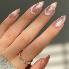 Magnetic cat-eye nails are here to transform your look! A mix of sparkle and depth that will leave everyone mesmerized. 🌟 Nude Magnetic Nails, Magnetic Glitter Nails, Pink Magnetic Nails, Medium Oval Nails, Magnetic Nails Design, Nude Cat Eye Nails, Magnet Nails, Nails Short Almond, Pink Glitter Nails