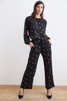 CALISSA FLORAL PRINT WIDE LEG PANT Popover Shirt, Printed Wide Leg Pants, Wide Leg Pant, Looks Chic, Peasant Blouse, Cozy Knits