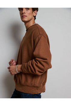 Heavyweight structured brushed fleece/Longer ribbed cuff and hem/Vintage-inspired side rib insert/Piece-dyed and heavily washed for a worn-in vintage look & feel Sides For Ribs, Mens Outfitters, Vintage Look, Vintage Looks, American Eagle Outfitters, Women's Jeans, American Eagle, Vintage Inspired, Crew Neck Sweatshirt